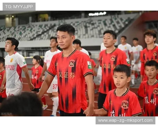 河南队古斯塔沃弧顶扣球晃开空间,低射被门将没收 河南队古斯塔沃弧顶扣球晃开空间,低射被门将没收