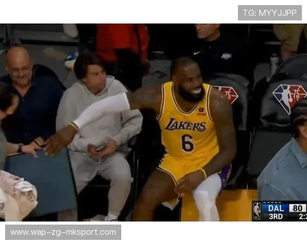 球员太累,赛后直接躺地不起 球员太累,赛后直接躺地不起