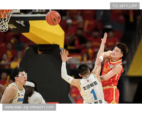 篮球震撼时刻：暴扣瞬间竟被帽飞，背后真相引发一场热议